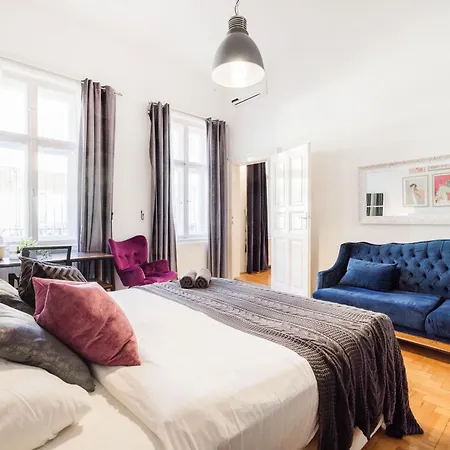 Apartmán Historic Penthouse With Sauna & Jacuzzi @downtown