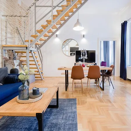 Historic Penthouse With Sauna & Jacuzzi @downtown Apartmán *
