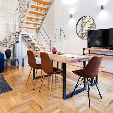 Apartmán Historic Penthouse With Sauna & Jacuzzi @downtown