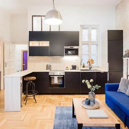 Apartmán Historic Penthouse With Sauna & Jacuzzi @downtown