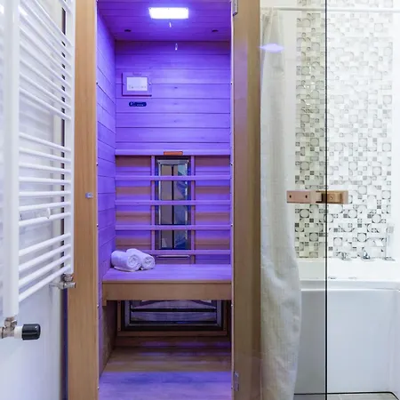 Apartmán Historic Penthouse With Sauna & Jacuzzi @downtown